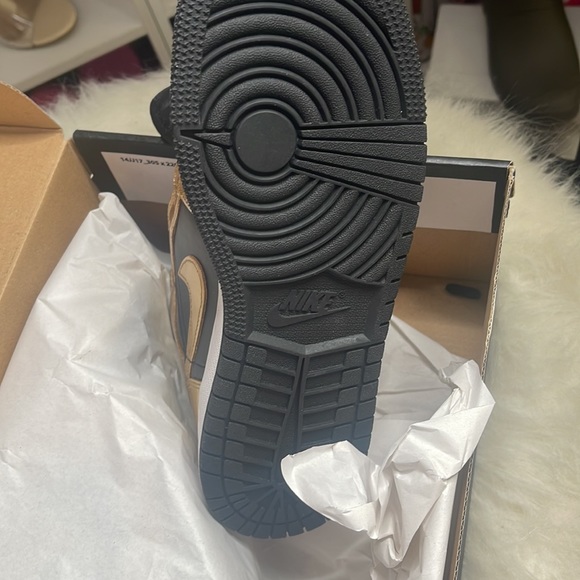 COPY - Youth AirJordan 1 Mid Se - Picture 2 of 11